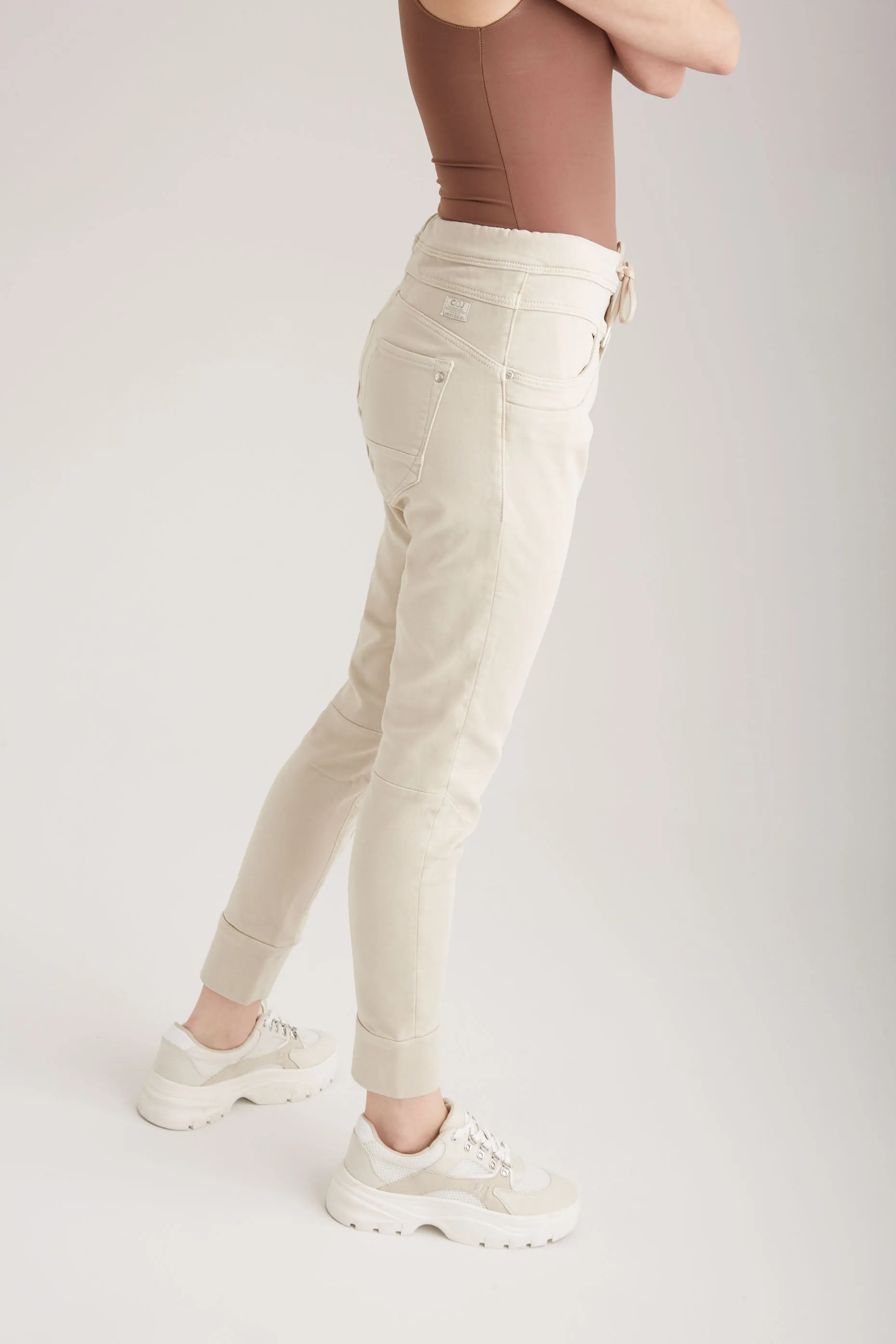 Mila - Mid Waist Jogger 5 Pocket - Sand