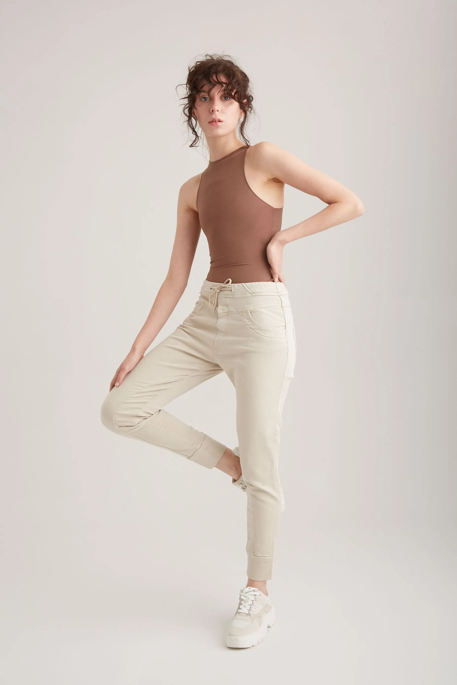 Mila - Mid Waist Jogger 5 Pocket - Sand