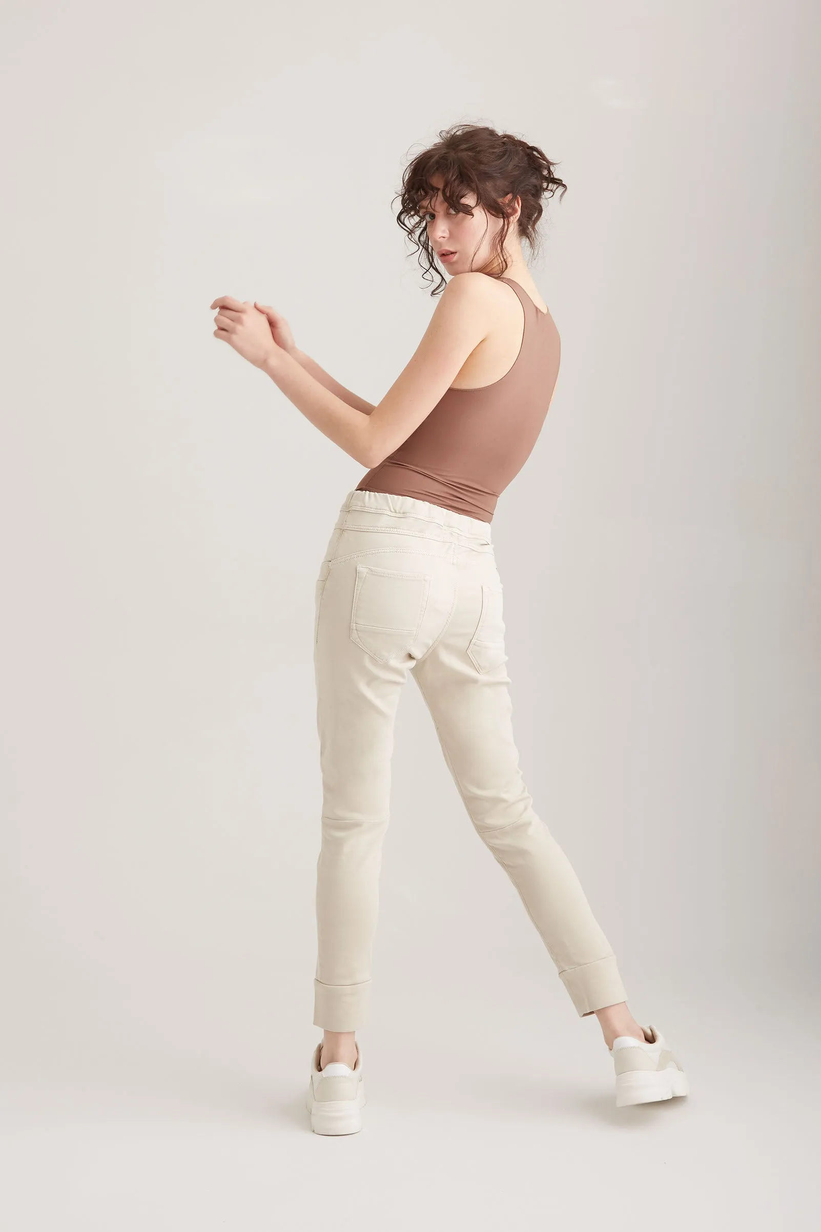Mila - Mid Waist Jogger 5 Pocket - Sand